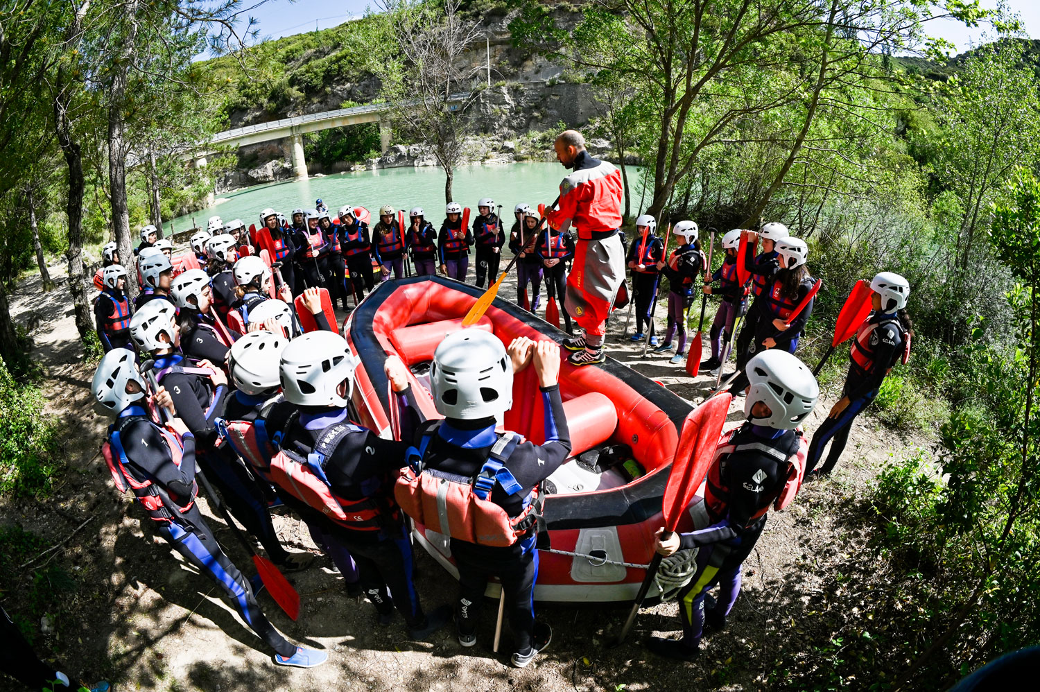 Guía de River Guru impartiendo la charla de seguridad a un grupo de rafting en Murillo de Gállego antes del descenso