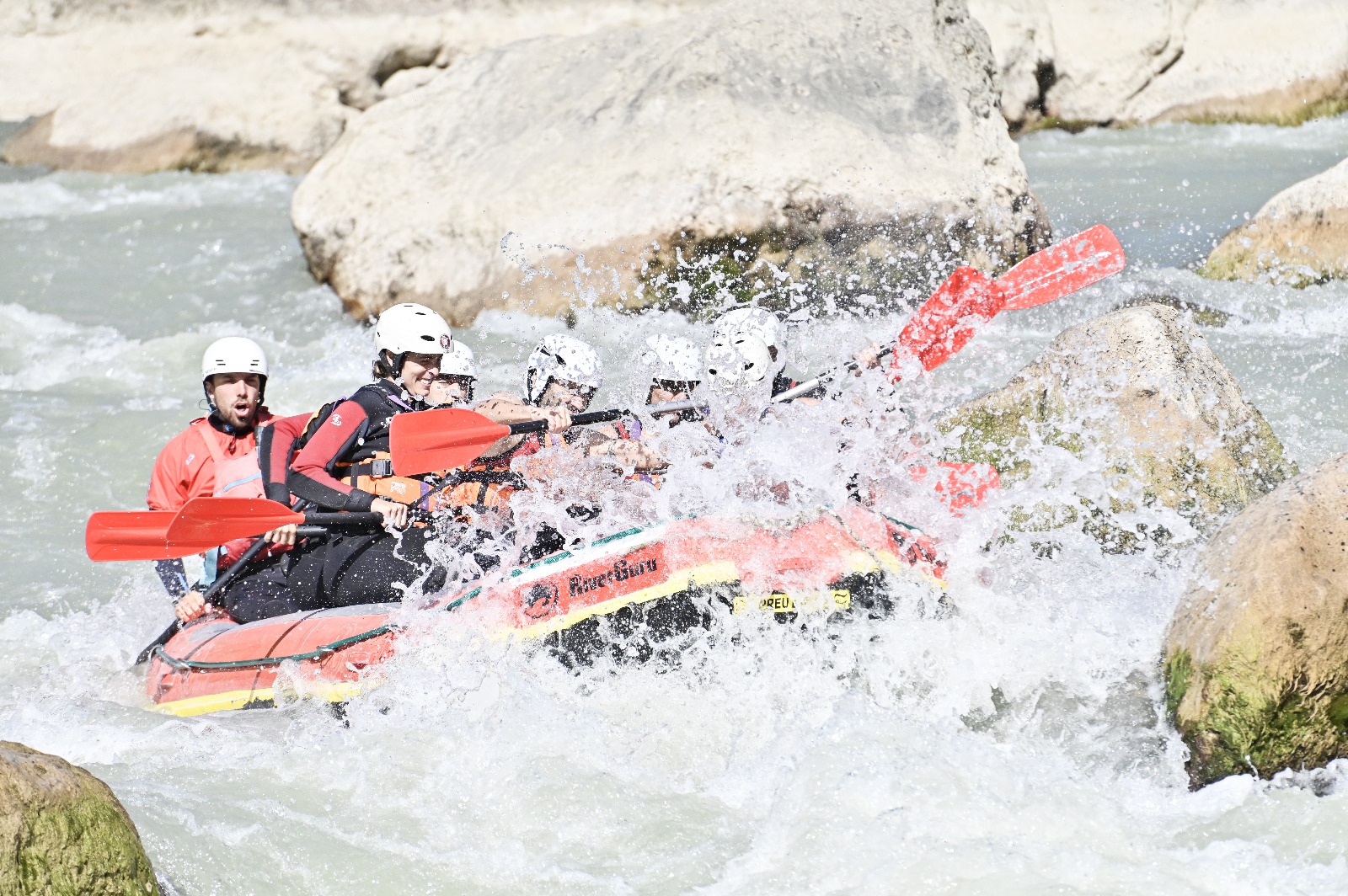 amigos haciendo rafting en el rio gallego con RIVER GURU