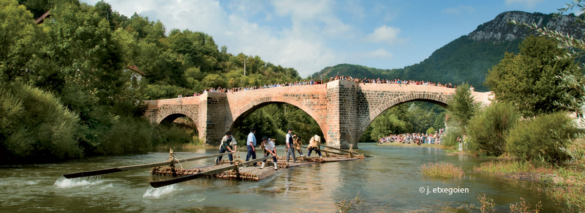 Tradición almadiera en el río Irati, origen del actual rafting en Navarra