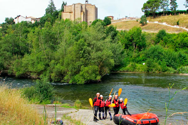 Participantes equipados con neopreno, casco y chaleco listos para el rafting en el río Irati con River Guru