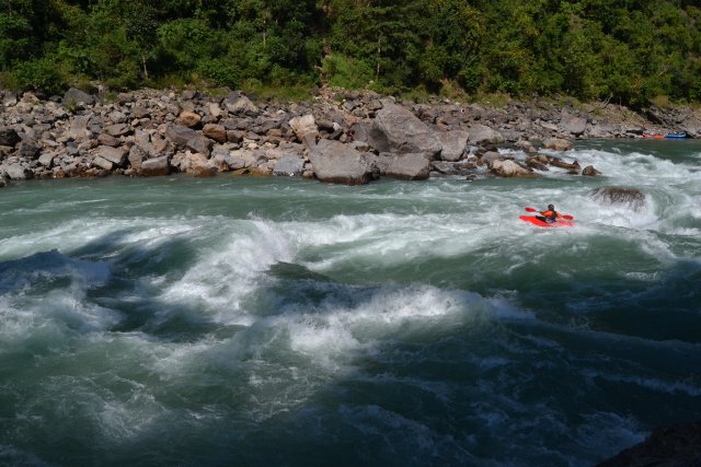 Kayak en el rio Karnaliç