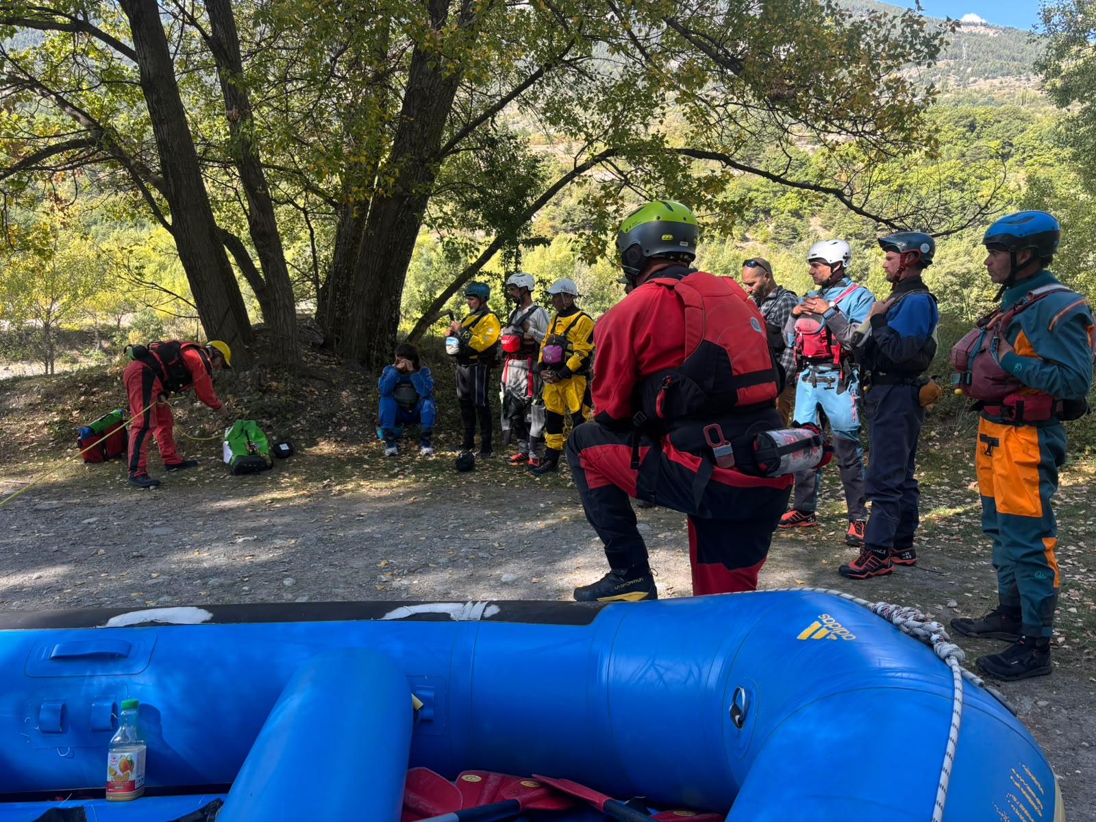 meeting frente al río para poner de acuerdo las enseñanzas que los instructores de rafitng deben impartir