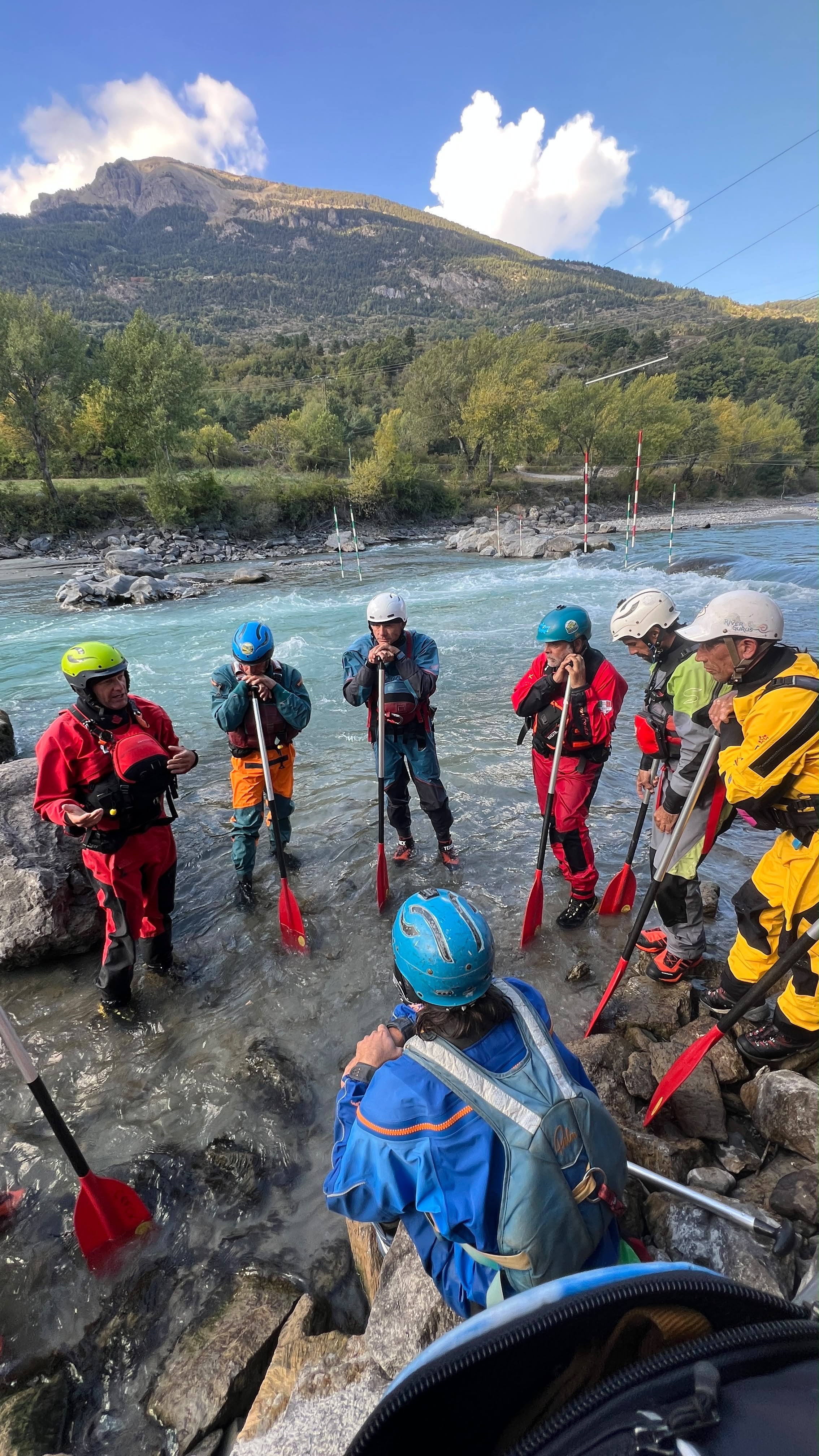 EN LA ORILLA DEL RÍO DURANCE DURANTE EL CURSO DE RAFTING DE LA UNITED RAFTING
