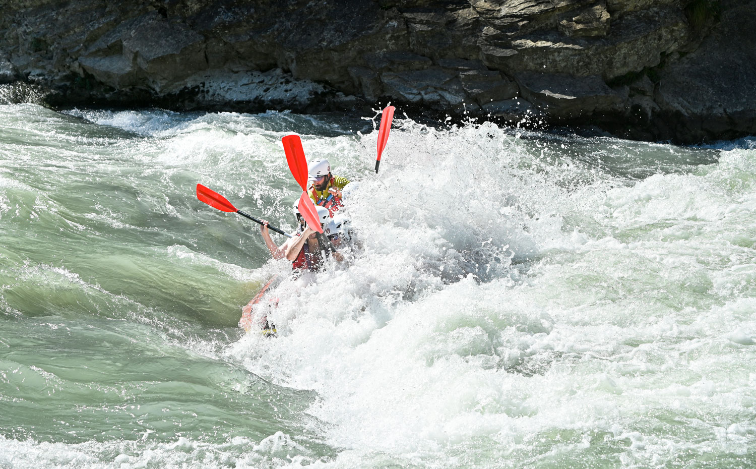 Descenso de rafting en aguas bravas por el río Gállego para despedidas de soltero
