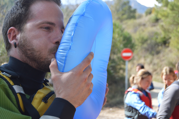 preparandose para el kayak en aguas bravas