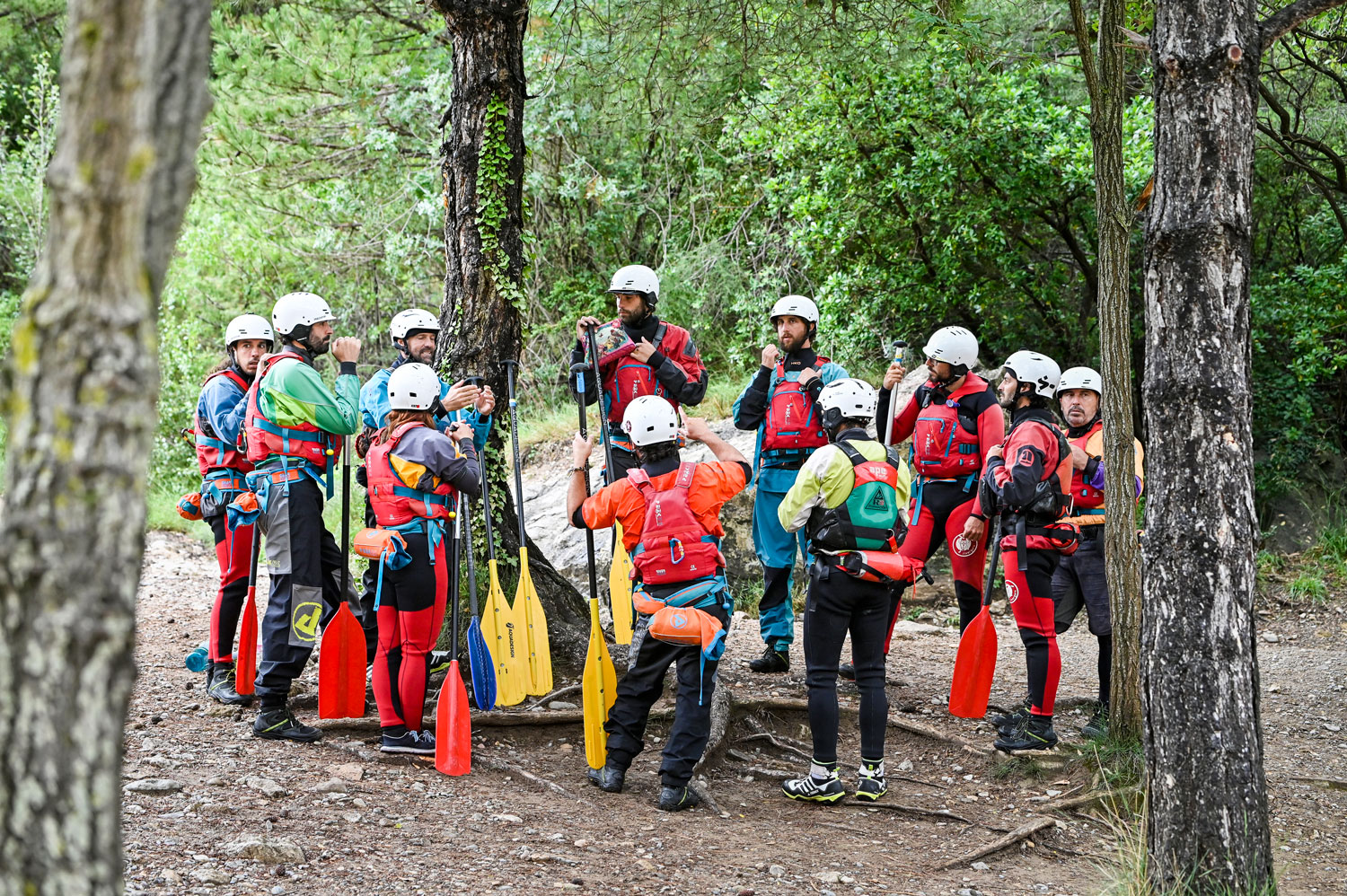 Equipo de guías profesionales de River Guru: expertos en rafting y rescate fluvial en el Pirineo Aragonés